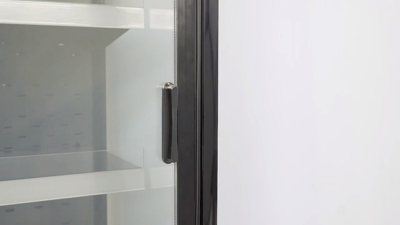 Criocabine's sliding glass doors made of thermal panel with seal and magnet for optimal insulation