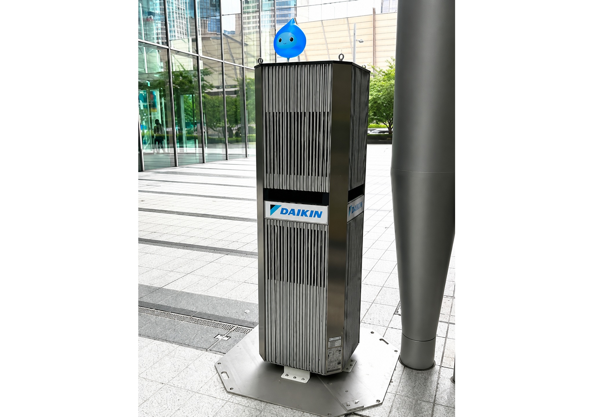 Daikin Tests Air-Conditioned Bench in Japan