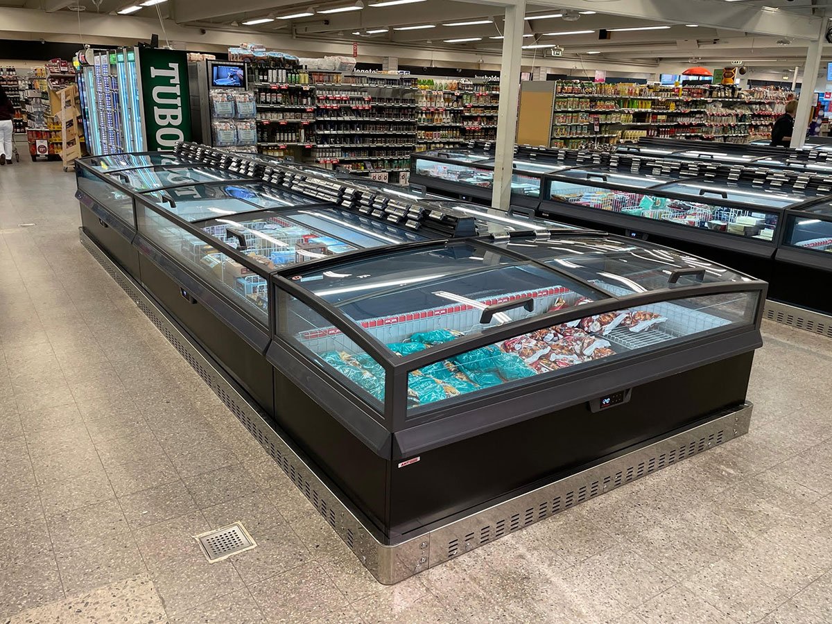 Superbrugsen Videbæk has replaced its outdated R404 cabinets with new energy-saving cabinets from AHT