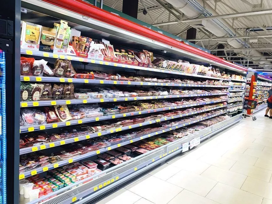 BulMag supermarket with FREOR refrigerated displays cabinets on R290