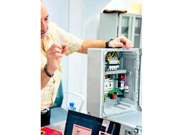 AKO training seminar in Cool Concept Technical Services office in Ajman
