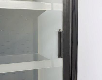 Criocabine’s sliding glass doors made of thermal panel with seal and magnet for optimal insulation